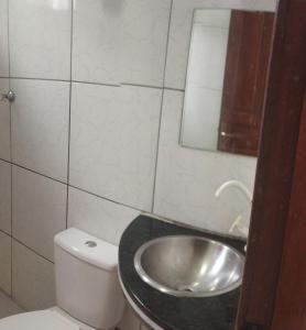 ein Badezimmer mit einem Waschbecken, einem WC und einem Spiegel in der Unterkunft Apartamento 2 Privado Central in Boa Vista