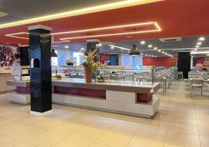 un ristorante con un lungo bancone con tavoli e sedie di Olímpia Park Resort - Reserve Temporada a Olímpia