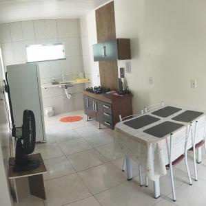 Apartamento 2 Privado Central في بوا فيستا: مطبخ مع طاولة مع كراسي ومغسلة