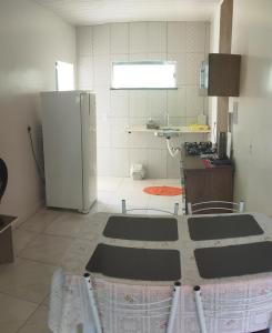 Il comprend une cuisine équipée d'un réfrigérateur et d'une table. dans l'établissement Apartamento 2 Privado Central, à Boa Vista