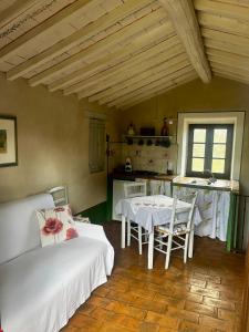una camera con due letti e un tavolo e una cucina di B&B La Cervaiola a Porano