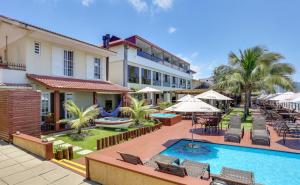 an image of a hotel with a swimming pool at Flat Pietra in Florianópolis