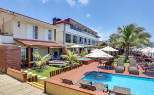 una imagen de un hotel con piscina en Flat Pietra, en Florianópolis