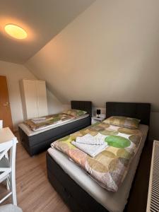 Zimmer mit 2 Betten in einem Zimmer in der Unterkunft Raum fur Ruhe im Norden in Neumünster