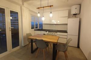 a kitchen with a table and chairs and a refrigerator at SweetWater Beach - Apartamento turístico en zona puerto in Aguadulce