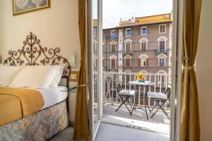 ラ・スペツィアにあるTeresa Rooms & Suitesのベッドルーム1室(ベッド1台付)、バルコニー(テーブル付)