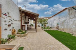 een binnenplaats van een gebouw met groen gras bij Casa dos Peixinhos - Rogil in Rogil