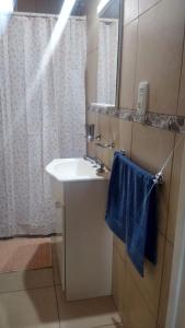 ein Badezimmer mit einem Waschbecken und einem blauen Handtuch in der Unterkunft Departamento tranquilo y luminoso in La Plata