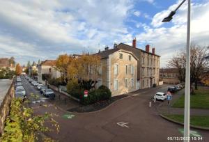 una vista aérea de una calle con casas y coches en Vue sur la BASILIQUE, en Bourg-en-Bresse