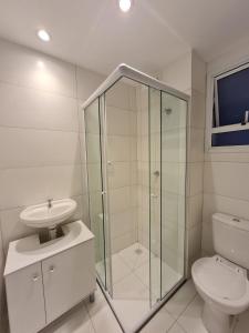La salle de bains est pourvue d'une douche, de toilettes et d'un lavabo. dans l'établissement Studio próx. Avenida Paulista, à São Paulo