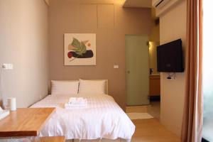 台南市にある聖水洞民宿성수동のベッドルーム(ベッド1台、薄型テレビ付)
