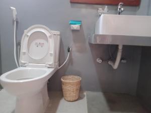 een badkamer met een wit toilet en een wastafel bij Elysian Eco Ella in Ella
