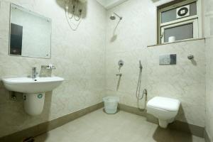y baño con lavabo, aseo y ducha. en Hotel Edission View At Airport en Nueva Delhi