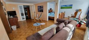 sala de estar con sofá marrón y sala de estar en Wein-und Gasthof Zipf en Miltenberg