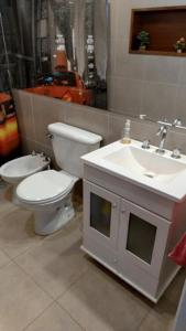 łazienka z toaletą i umywalką w obiekcie La quinta de Lucas w mieście Santa Rosa