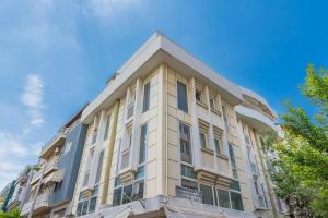 un edificio blanco alto con un cielo azul en el fondo en Sergios Apartments 4, en Alexandroupoli