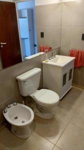 łazienka z toaletą i umywalką w obiekcie La quinta de Lucas w mieście Santa Rosa