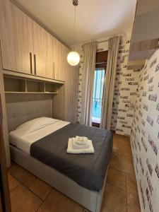 um quarto com uma cama com uma toalha em MG Luxury Home em Nápoles