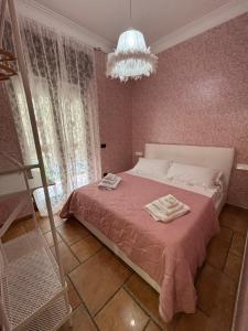 una camera da letto con un letto e due asciugamani di MG Luxury Home a Napoli