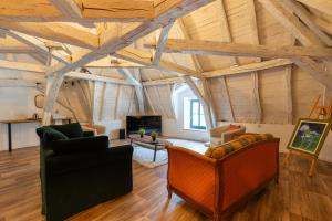 にあるAbbaye de l'Etanche - 2 chambres d'hôtes - Un cadre naturel exceptionnel -の木製の天井と家具が備わる広いリビングルーム
