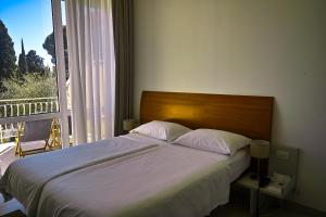 a bedroom with a large bed with a window at Hotel L'Approdo in Rapallo