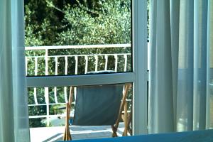 uma janela aberta com uma cadeira numa varanda em Hotel L'Approdo em Rapallo