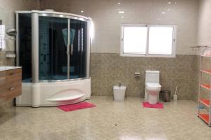 y baño con aseo, ducha y lavamanos. en Vivenda V4 à 5 min do Aeroporto, en Lubango
