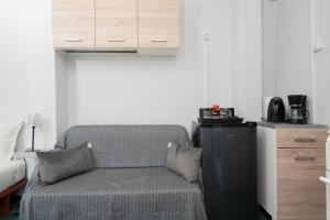 sala de estar con silla y nevera en Panos Marina Apartment P1, en Porto Rafti