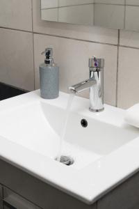 lavabo con grifo en la encimera en Panos Marina Apartment P1, en Porto Rafti 11 fotos más