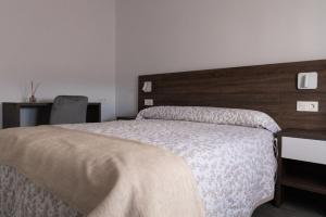 Voodi või voodid majutusasutuse Hostal Restaurante Los Rosales toas