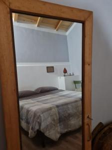 1 dormitorio con 1 cama grande en una habitación en Casetta Verde, en Tricarico