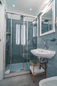 Kúpeľňa v ubytovaní Teresa Rooms & Suites + 37 fotografií