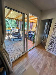 d'un salon avec une porte coulissante en verre menant à une terrasse. dans l'établissement Mobile Home ORANGE Camp Soline, à Biograd na Moru
