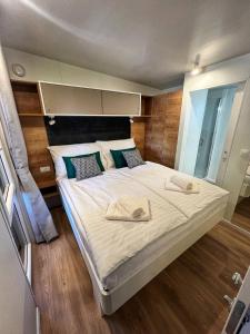- une chambre dotée d'un grand lit avec deux chapeaux dans l'établissement Mobile Home ORANGE Camp Soline, à Biograd na Moru