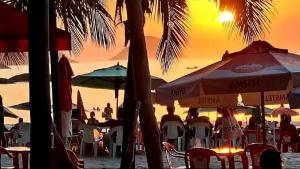 Ресторант или друго място за хранене в Pé na Areia 3 da Praia de Itaipu Loft