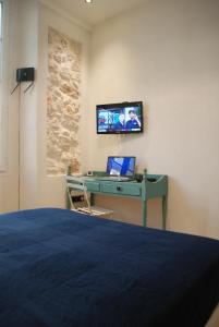 Un televizor și/sau centru de divertisment la SORTIE 44 - NEWLY renovated 1 bedroom, center of old Antibes