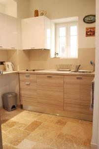 Imagine din galeria proprietății SORTIE 44 - NEWLY renovated 1 bedroom, center of old Antibes în Antibes +42 fotografii