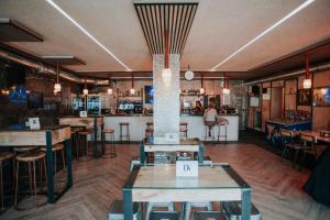 a restaurant with tables and chairs and a bar at Polorooms in Zaratán