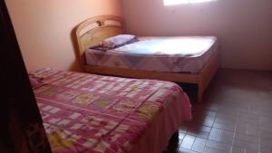 ein kleines Zimmer mit 2 Betten und einer Tagesdecke in der Unterkunft Puerto Lucía - Salinas Beach in Salinas