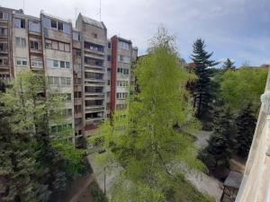 widok na budynek apartamentowy z drzewami w obiekcie Apartman Oskar w mieście Bor
