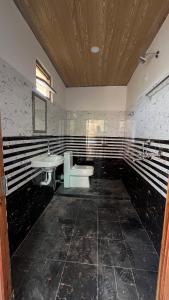 een badkamer met 2 wastafels en 2 wastafels bij Orange Bari Farmstay in Darjeeling
