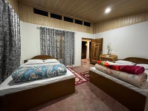 1 Schlafzimmer mit 2 Betten in einem Zimmer in der Unterkunft Orange Bari Farmstay in Darjeeling