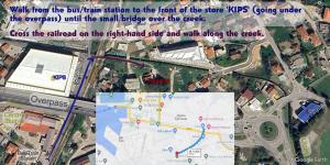 un mapa de la estación de autobuses hacia la parte delantera de los kips de la tienda en Hostel Hangout en Bar