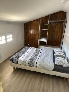 a bedroom with a bunk bed with a ladder at Villa avec piscine in Montpellier