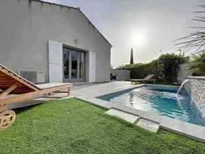 uma piscina no quintal de uma casa em Villa avec piscine em Montpellier
