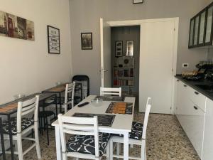 a kitchen and dining room with a table and chairs at B&B Residence Armonia Sulmona in Sulmona