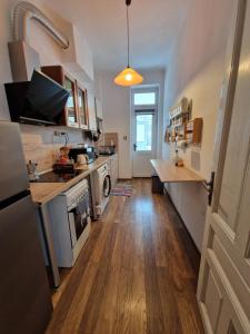 uma cozinha com um lavatório e um fogão forno superior em Етаж от къща с двор em Burgas