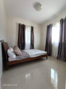 Ένα ή περισσότερα κρεβάτια σε δωμάτιο στο Staycation House