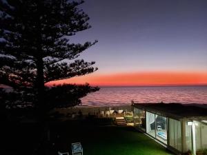 マルサラにあるSUITEBEACH b&b and resortの日没時の海の景色を望む家