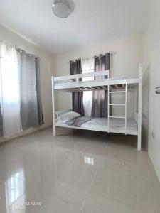 Ένα ή περισσότερα κρεβάτια σε δωμάτιο στο Staycation House